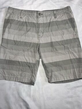 Calvin Klein 34 Waist Men's Gray Stripe Preppy Casual Golf Shorts